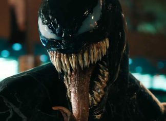 Venom com a língua para fora e dentes expostos.
