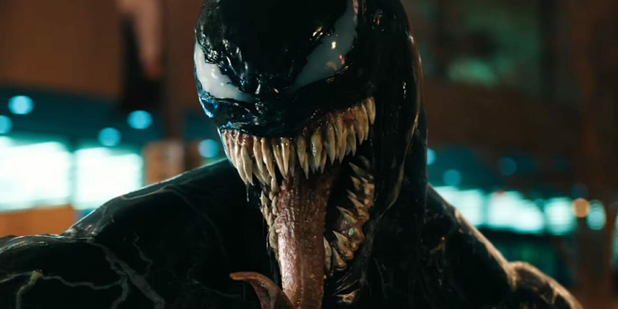 Venom com a língua para fora e dentes expostos.