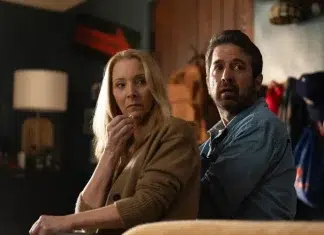 Lisa Kudrow esconde segredo SOMBRIO no trailer de ‘Quem Vê Casa’, nova série da Netflix quem vê casa