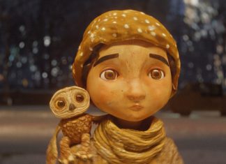 Boneco com coruja em cenário noturno.