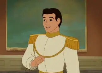 Príncipe animado sorrindo, uniforme branco dourado.