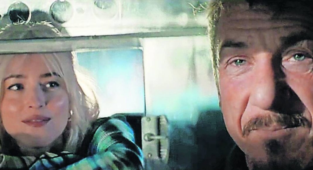 daddio Homem e mulher sorrindo no carro.