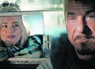 Homem e mulher sorrindo no carro.