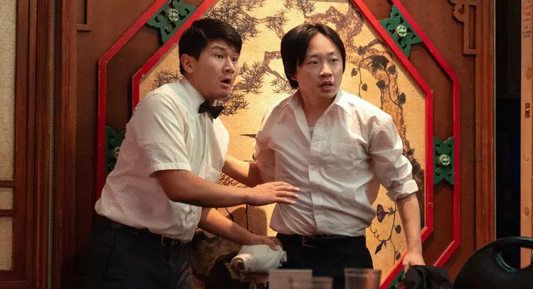 jimmy o. yang Dois garçons surpresos em restaurante asiático.