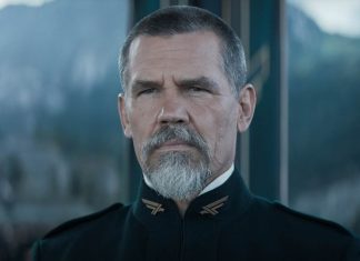 ‘Ponto Sem Retorno’: Josh Brolin revela que quis ABANDONAR filme de Ridley Scott após primeiro dia de filmagens Homem sério com barba grisalha, uniforme militar.