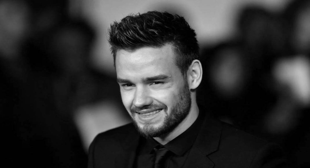 Homem sorrindo em foto em preto e branco.