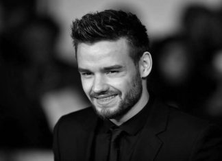 Harry Styles, Louis Tomlinson, Niall Horan e Zayn Malik chegaram no funeral de Liam Payne; Veja fotos! Homem sorrindo em foto em preto e branco.