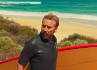 Mostra SP | Crítica: ‘The Surfer’ faz viagem alucinógena com Nicolas Cage na Austrália Surfista com prancha na praia ensolarada