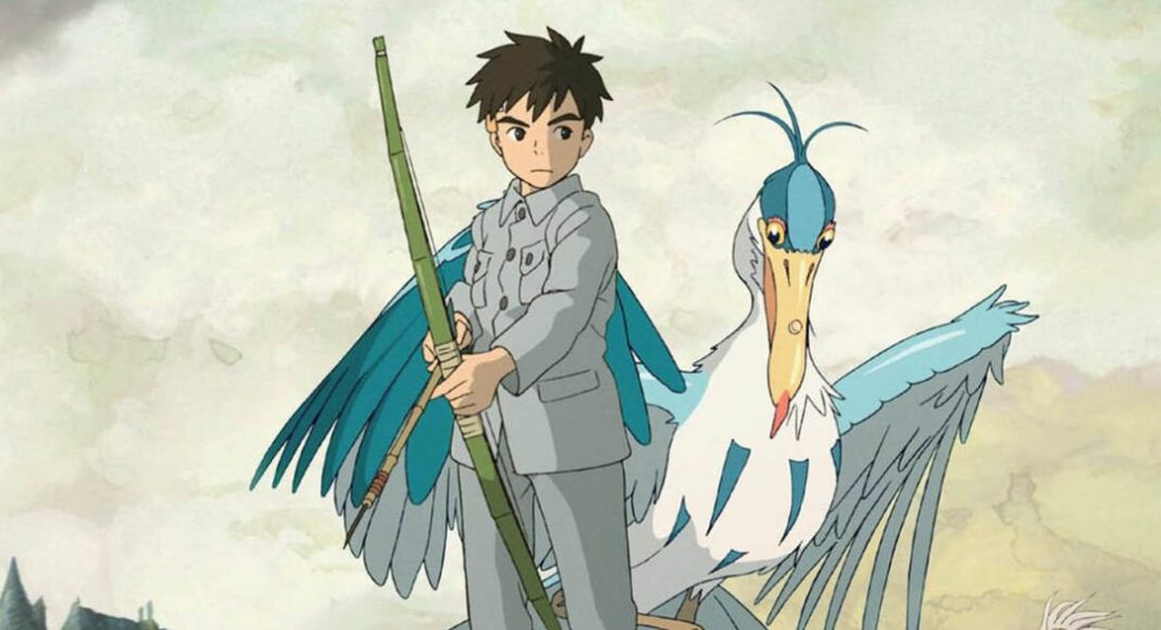 Menino com pássaro grande, estilo anime.