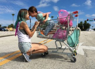 Dica | Filmes do Sean Baker para ver nos streamings Mãe e filha brincando com carrinho de compras.