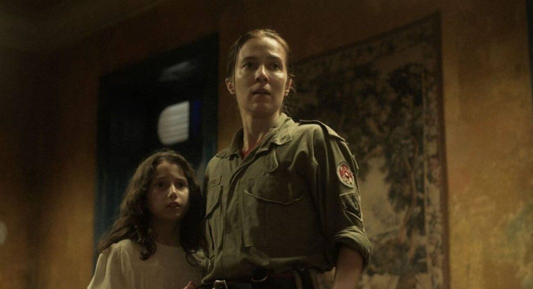 abraco de mae terror estrelado por marjorie estiano estreia na netflix Mulher e menina em cena tensa