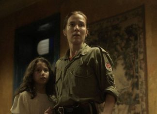Mulher e menina em cena tensa