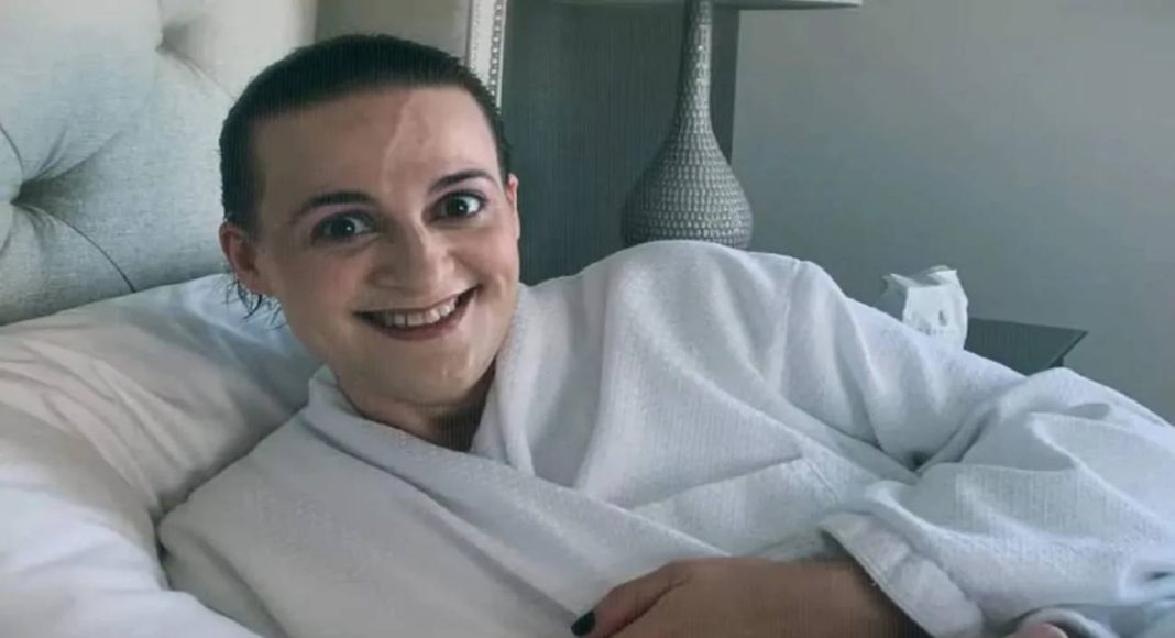 Pessoa de roupão sorrindo na cama