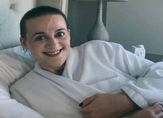 ‘Anatomy of Lies’: Roteirista de ‘Grey’s Anatomy’ pede desculpas por MENTIR sobre câncer Pessoa de roupão sorrindo na cama