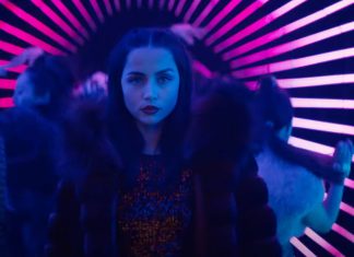 Bailarina – Do Universo de John Wick Mulher em túnel colorido neon dançando à noite.