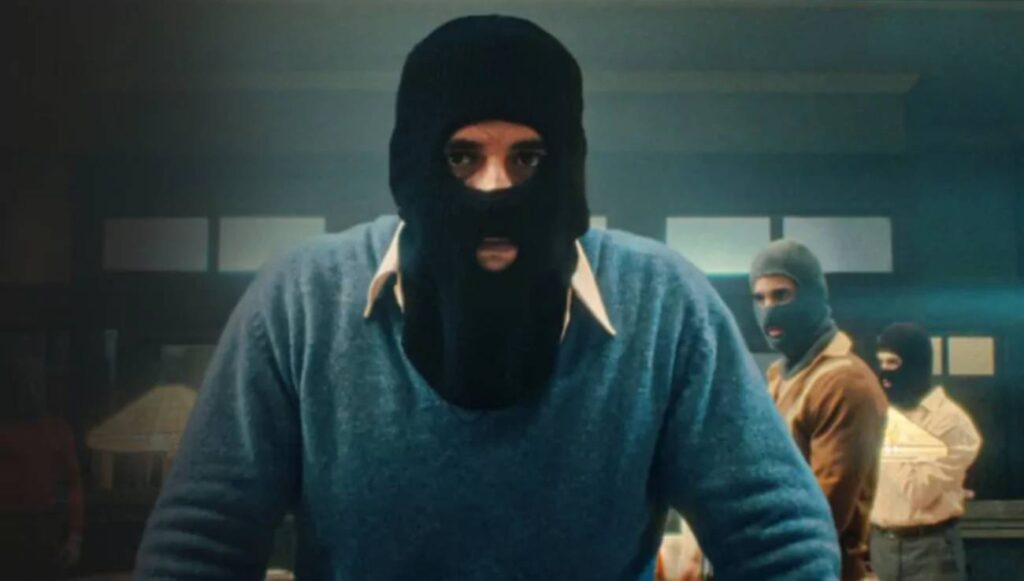 Homens usando balaclavas em cena de filme policial.