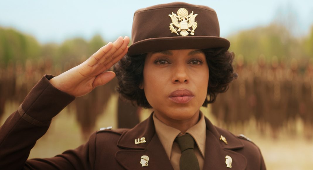 Mulher uniformizada faz saudação militar.