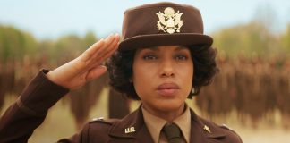 Mulher uniformizada faz saudação militar.
