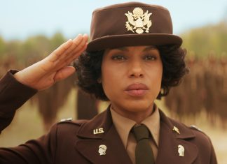 Mulher uniformizada faz saudação militar.