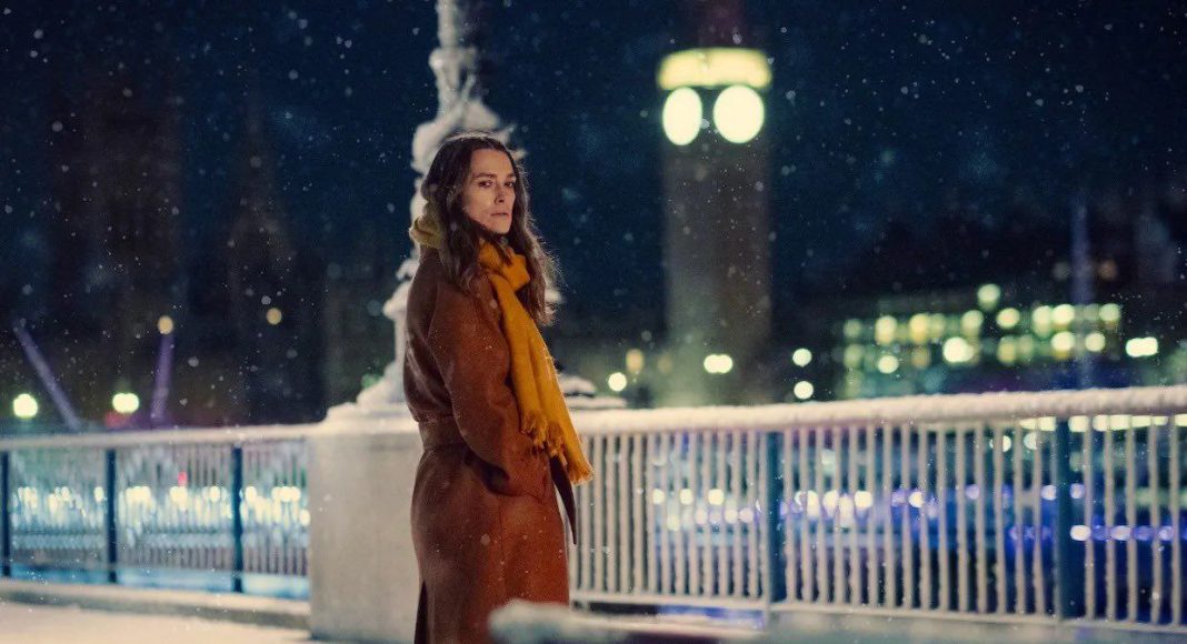 Mulher em ponte nevada à noite