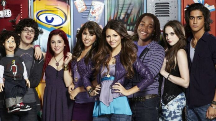 Grupo de jovens sorrindo diante de armários escolares.