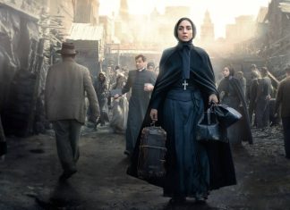 Cabrini Freira carregando malas em rua antiga