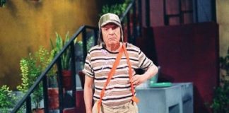 Personagem de comédia em barril na vila colorida.