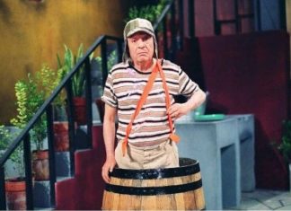 Personagem de comédia em barril na vila colorida.