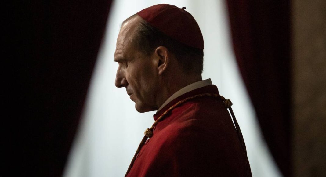 Perfil de um homem em trajes religiosos
