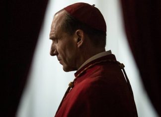 Perfil de um homem em trajes religiosos