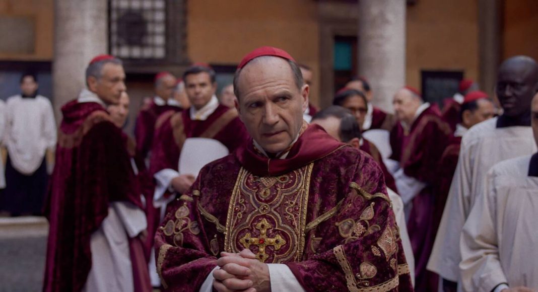 Grupo de cardeais em vestes vermelhas