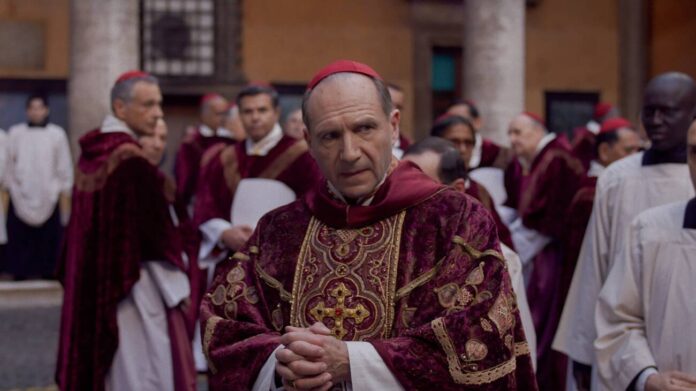 Grupo de cardeais em vestes vermelhas