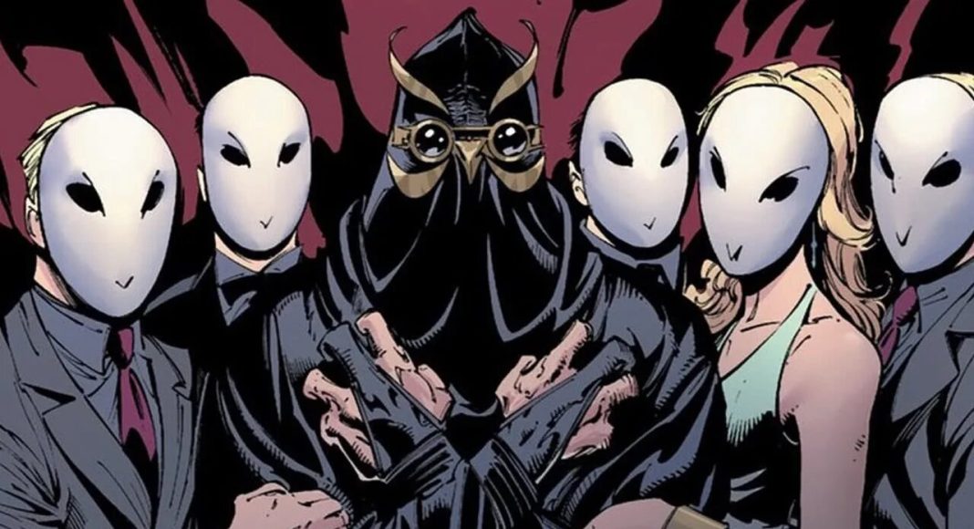 corte das corujas Grupo mascarado em quadrinhos com figuras misteriosas.