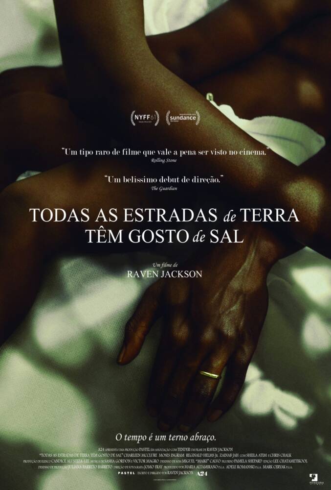 Cartaz do filme com mãos entrelaçadas.