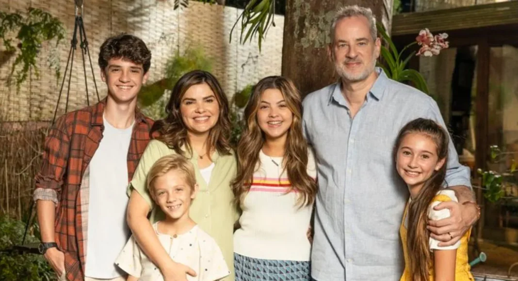 fé para o impossível2 Família sorrindo ao ar livre, jardim ao fundo.