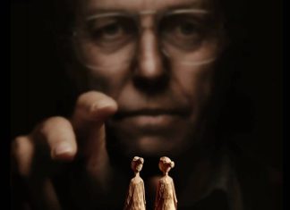 ELOGIADO terror com Hugh Grant já está disponível no streaming; Saiba onde assistir! Pessoa atrás de figuras de madeira.