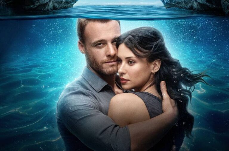 Casal se abraçando em cenário subaquático mágico.