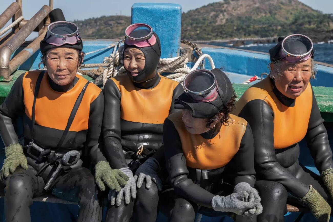 Mergulhadoras coreanas sentadas em barco.