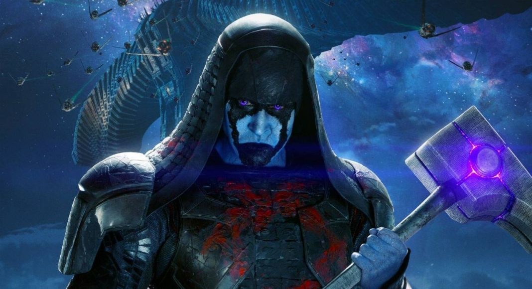 Personagem alienígena com armadura em cenário espacial.