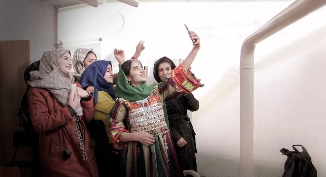 Grupo de amigas tirando selfie juntas.