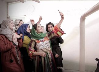 ‘Pão, Rosas e Liberdade’: Documentário produzido por Jennifer Lawrence e Malala ganha trailer PODEROSO; Confira! Grupo de amigas tirando selfie juntas.