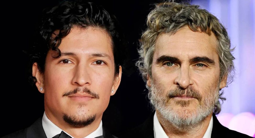 imagem 2024 10 21 175138705 Dois homens em trajes de gala, close-up