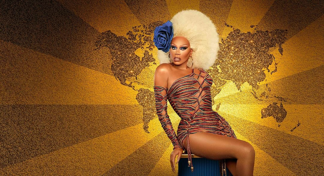 imagem 2024 10 25 220817854 Drag queen posando em frente a mapa dourado.