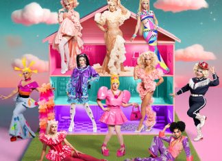 Artistas drag com roupas coloridas em uma casa estilizada.