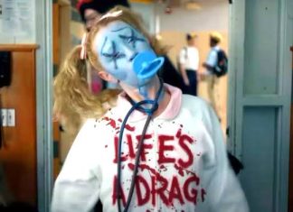 O terror está de VOLTA no teaser inédito dos novos episódios de ‘American Horror Stories’; Confira! Pessoa com máscara azul e camisa sangue.