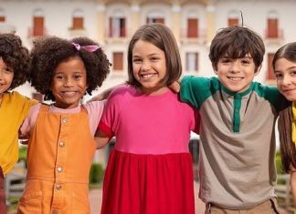 ‘Turma da Mônica – Origens’ ganha trailer ADORÁVEL e data de estreia na Globoplay; Confira! Crianças sorrindo em frente a um prédio.