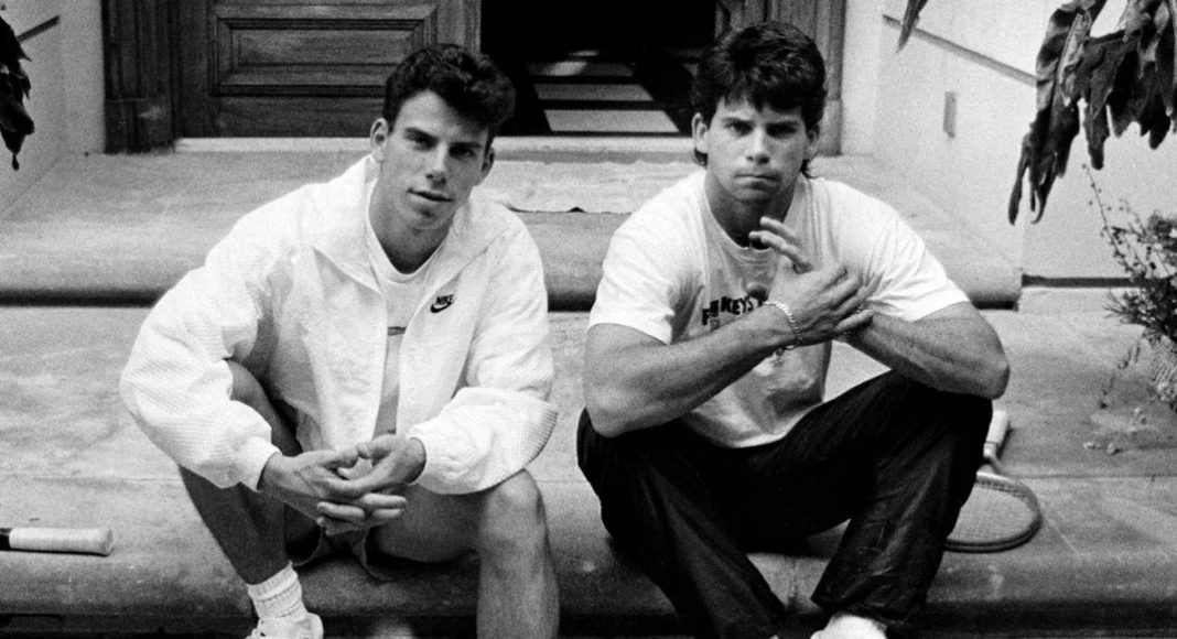 Dois homens sentados em degraus, anos 90.