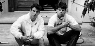 Dois homens sentados em degraus, anos 90.