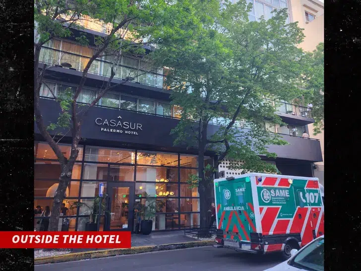 Fachada do hotel CasaSur Palermo com ambulância.