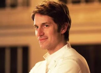 Lucas Bravo é escalado para protagonizar ‘A Murder Uncorked’, ao lado de Emma Roberts lucas bravo as gabriel in emily em paris